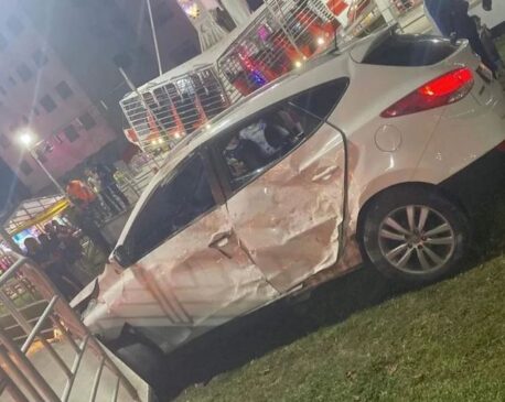 Ao entrar no parque, o carro bateu ainda em um muro e um poste