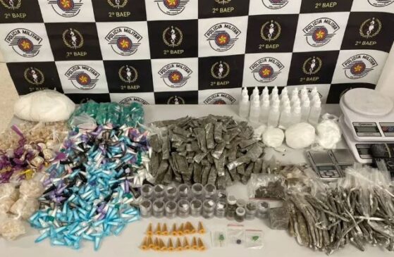 Agentes encontraram drogas escondidas em um barraco abandonado