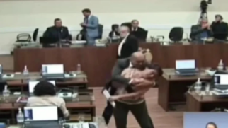 Câmeras que transmitiam a sessão do dia flagraram momento