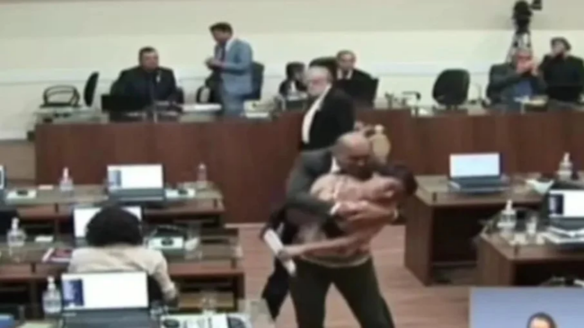 Câmeras que transmitiam a sessão do dia flagraram momento