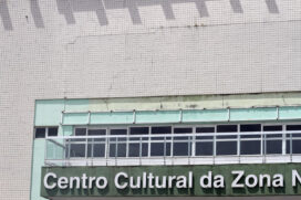 Em diversos pontos do piso superior, pode-se observar rachaduras. Uso está sendo evitado