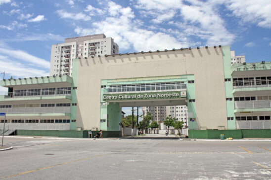 Andar superior e a passarela que divide os dois blocos do Centro Cultural estão comprometidos