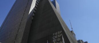 Uma das críticas da oposição à gestão de Josué Gomes é a de que ele seria ausente do dia a dia da federação, dedicando mais tempo às empresas que administra do que à entidade