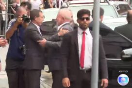 O presidente entrou no gramado às 9h12, de mãos dadas com a primeira-dama Janja e acompanhado de uma comitiva.