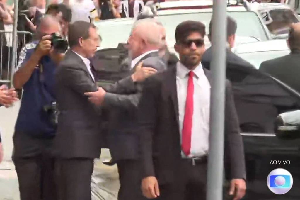 O presidente entrou no gramado às 9h12, de mãos dadas com a primeira-dama Janja e acompanhado de uma comitiva.