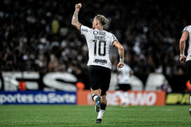 Roger Guedes comemora gol pelo Corinthians
