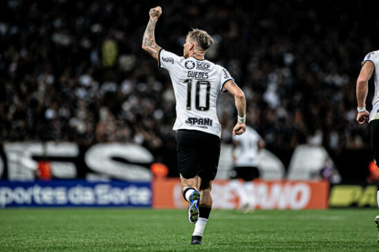 Roger Guedes comemora gol pelo Corinthians