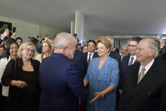 Os ex-presidentes José Sarney e Dilma Rousseff cumprimentam Lula, durante a posse do novo presidente