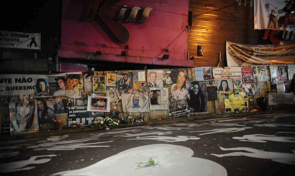 Em 2013, a Boate Kiss pegou fogo após uma banda que se apresentava no local usar um sinalizador de área externa; incêndio resultou na morte de 242 pessoas.