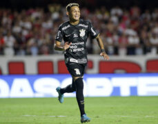 Adson marcou os dois gols da vitória do Timão no clássico deste domingo