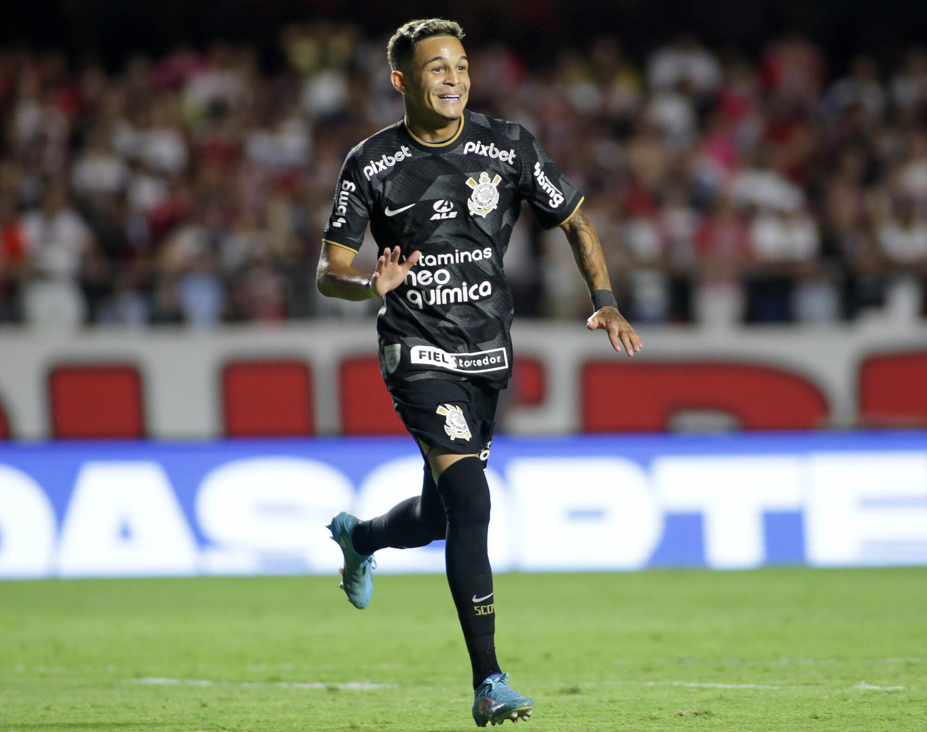 Adson marcou os dois gols da vitória do Timão no clássico deste domingo