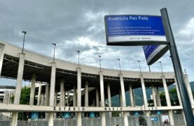 Avenida em frente ao Maracanã é rebatizada com o nome de Rei Pelé
