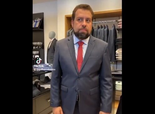 Guilherme Boulos experimenta terno para posse como deputado