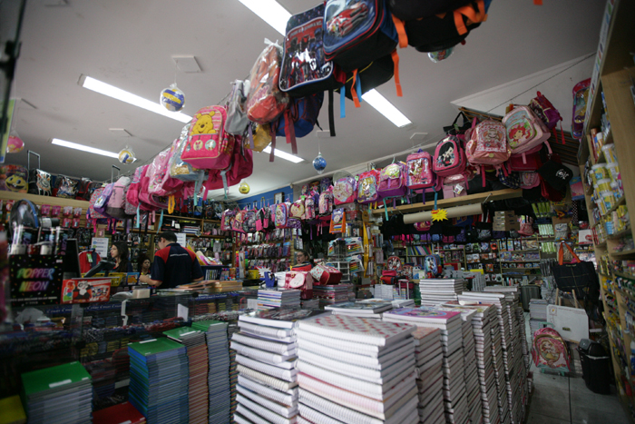 Pais devem procurar alternativas para economizar na compra do material escolar