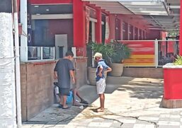 Em Guarujá, recentemente, a Reportagem flagrou três crianças pedintes na esquina das avenidas Puglisi com a Leomil, no Centro
