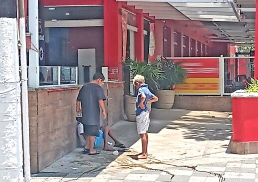 Em Guarujá, recentemente, a Reportagem flagrou três crianças pedintes na esquina das avenidas Puglisi com a Leomil, no Centro