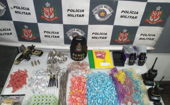 Os homens estavam com 535 pinos de cocaína e 472 porções de crack