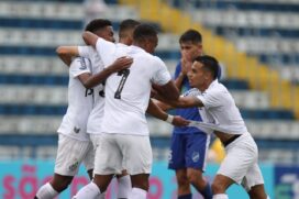 Santos vence e homenageia Pelé em jogo da Copa SP