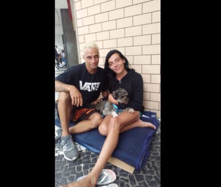 Gabrielly e seu marido procuram melhorar de vida em Santos