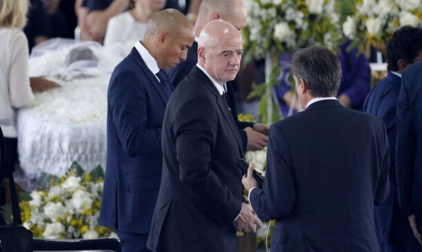 Gianni Infantino foi uma das primeiras autoridades a chegar, nesta segunda-feira (2)