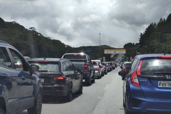 Imigrantes tem 10 km de congestionamento no sentido litoral