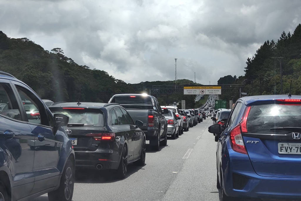 Na rodovia Cônego Domênico Rangoni, sentido Guarujá, o tráfego também segue lento nos km 270 ao km 262