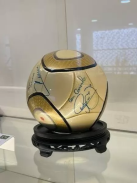 Bola autografada por Neymar