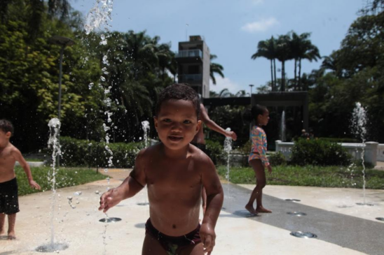 Fontes interativas animam os pequenos no verão.