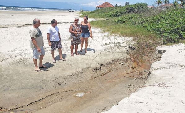 Vila Loty, em Itanhaém, sofre com mato alto, lixo e vazamento de esgoto na avenida Beira Mar