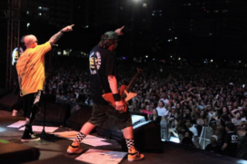 Músicos atraíram grande público à praia do Gonzaga com hits de sucesso