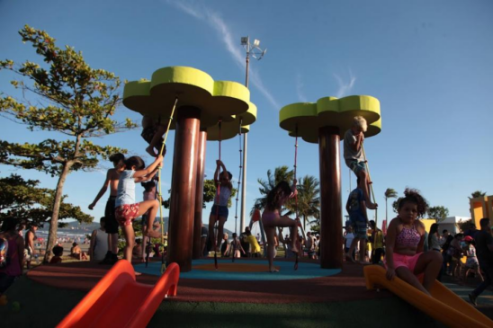 Crianças se divertem em playground temático entregue no aniversário da Cidade