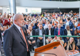Lula, durante reunião com lideranças sindicais, em Brasília