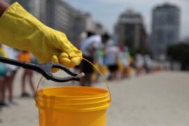 Limpeza da praia do Gonzaga em Santos.