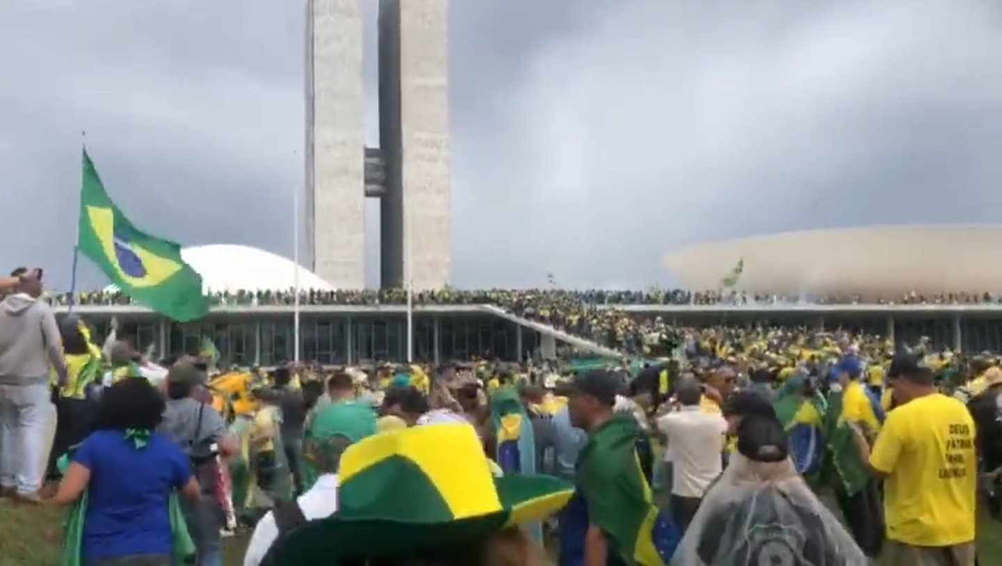 Bolsonaristas radicais invadem a parte superior e a área interna do Congresso