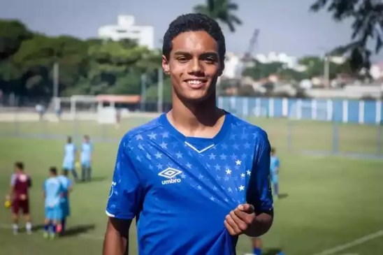 João de Assis, filho de Ronaldinho, é um atacante que pode jogar tanto mais avançado quanto como meio-campista