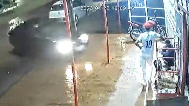 Após esmagar o homem, a jovem ainda desce do carro e aparenta estar nervosa quando chega perto da vítima