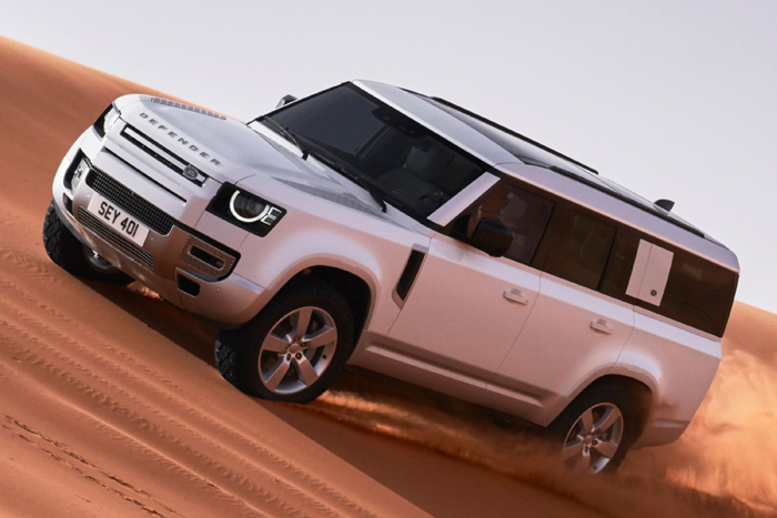 O novo Defender 130 para oito pessoas é equipado com motor 3.0 a diesel com 300 cavalos de potência e sistema híbrido leve - Fotos: Divulgação