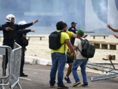 Bolsonaristas radicais invadem Congresso, STF e Palácio do Planalto.