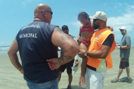 Agentes da Seurb localizaram os pais de uma criança que estava perdida na praia.