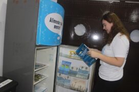 Ao entrar no parque, os visitantes já conhecem o espaço onde fica a geladeira, que traz a frase "Alimente sua mente!"