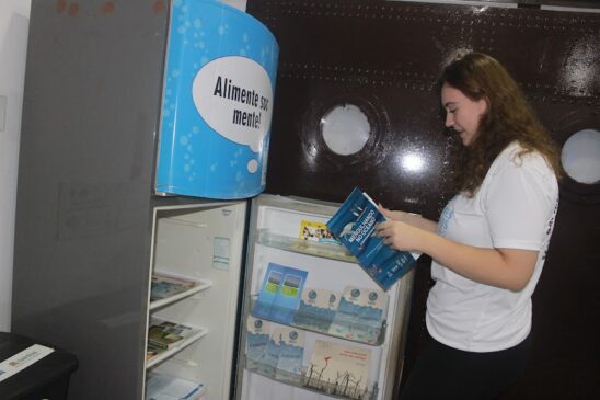 Ao entrar no parque, os visitantes já conhecem o espaço onde fica a geladeira, que traz a frase "Alimente sua mente!"