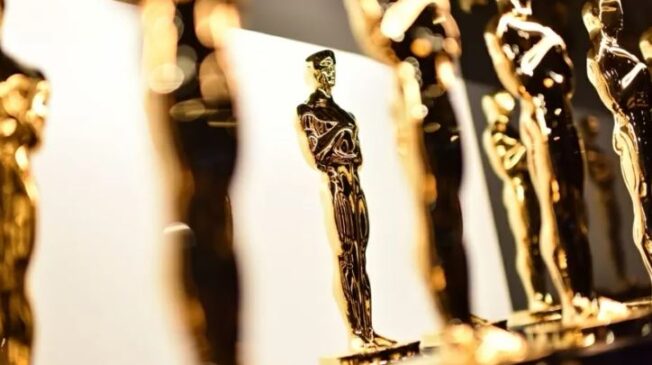 Artista mostrou sua estatueta do Oscar no jardim de sua casa