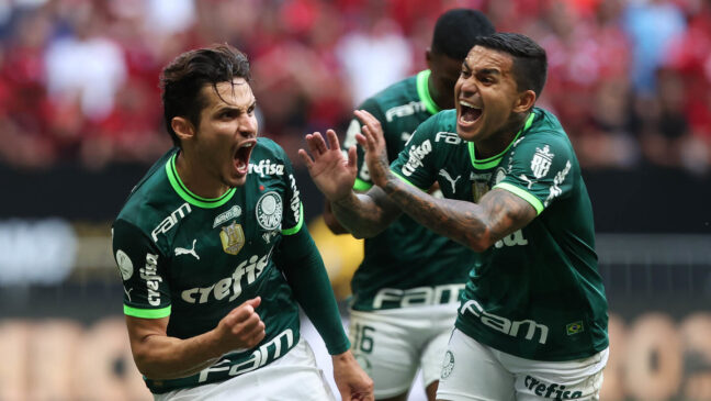 Raphael Veiga comemora gol contra o Flamengo; time paulista é campeão da Supercopa do Brasil