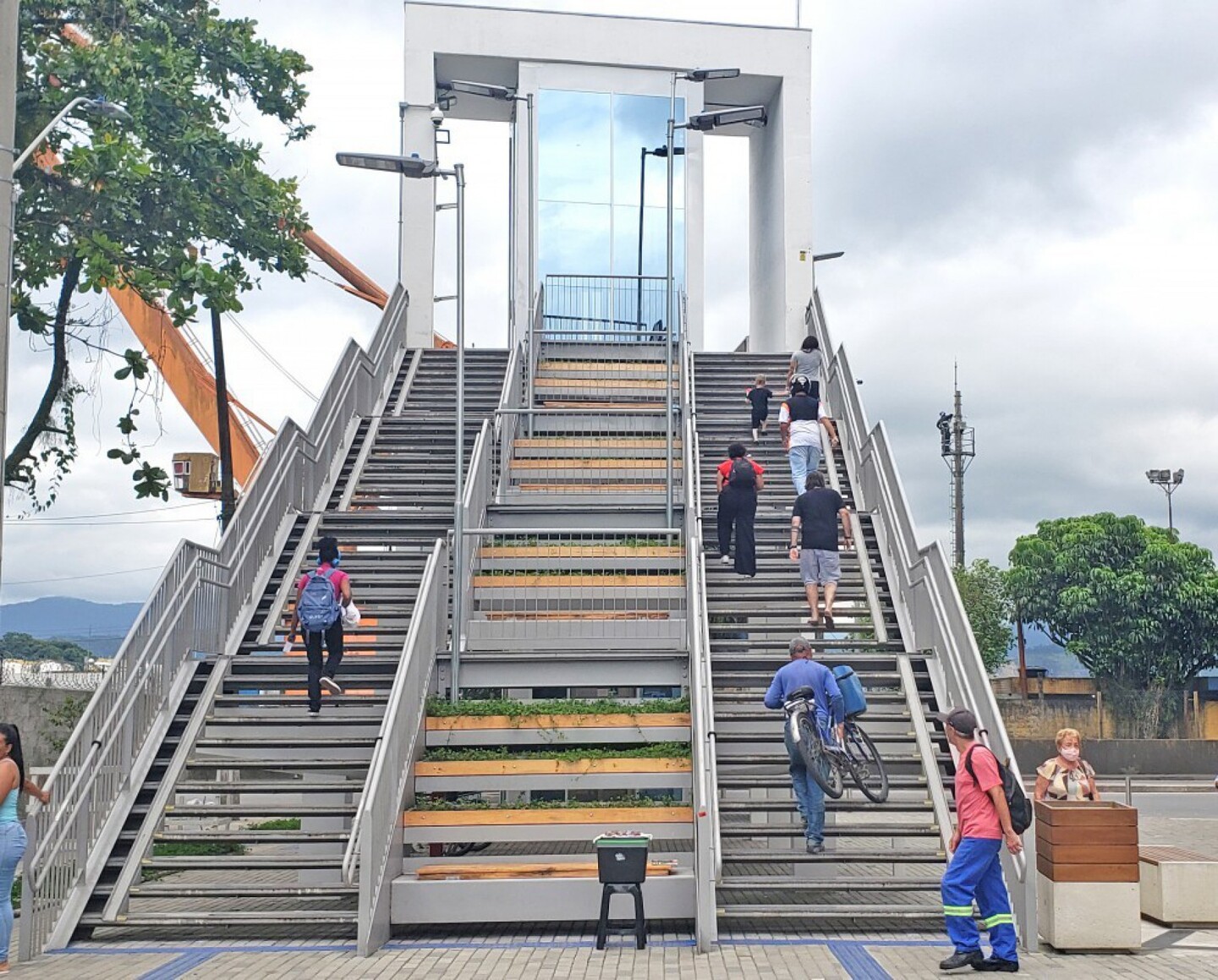 Trabalhadores que usam bicicletas, idosos, gestantes, pessoas com crianças de colo, com dificuldade de locomoção e cadeirantes desaprovam