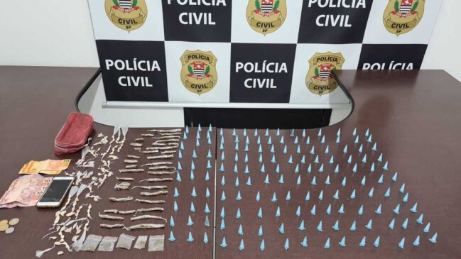Os investigadores observavam o suspeito de modo velado quando visualizaram que ele escondia as drogas dentro de um relógio de marcação de consumo de água de uma casa