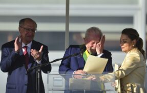Lula chora durante o discurso de posse, em Brasília