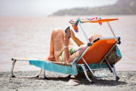 Idosa curte praia, mas é preciso tomar cuidados para evitar quedas