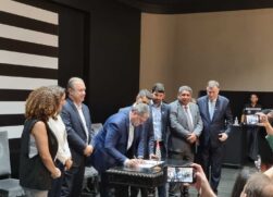 Ao lado de Caio França e Sérgio Victor, Tarcísio de Freitas sanciona o projeto relacionado à cannabis medicinal