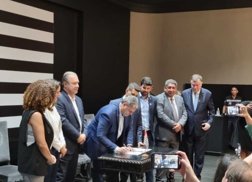 Ao lado de Caio França e Sérgio Victor, Tarcísio de Freitas sanciona o projeto relacionado à cannabis medicinal