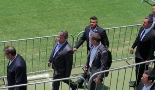 Governador Tarcísio chegou a Vila Belmiro na manhã desta segunda (2)